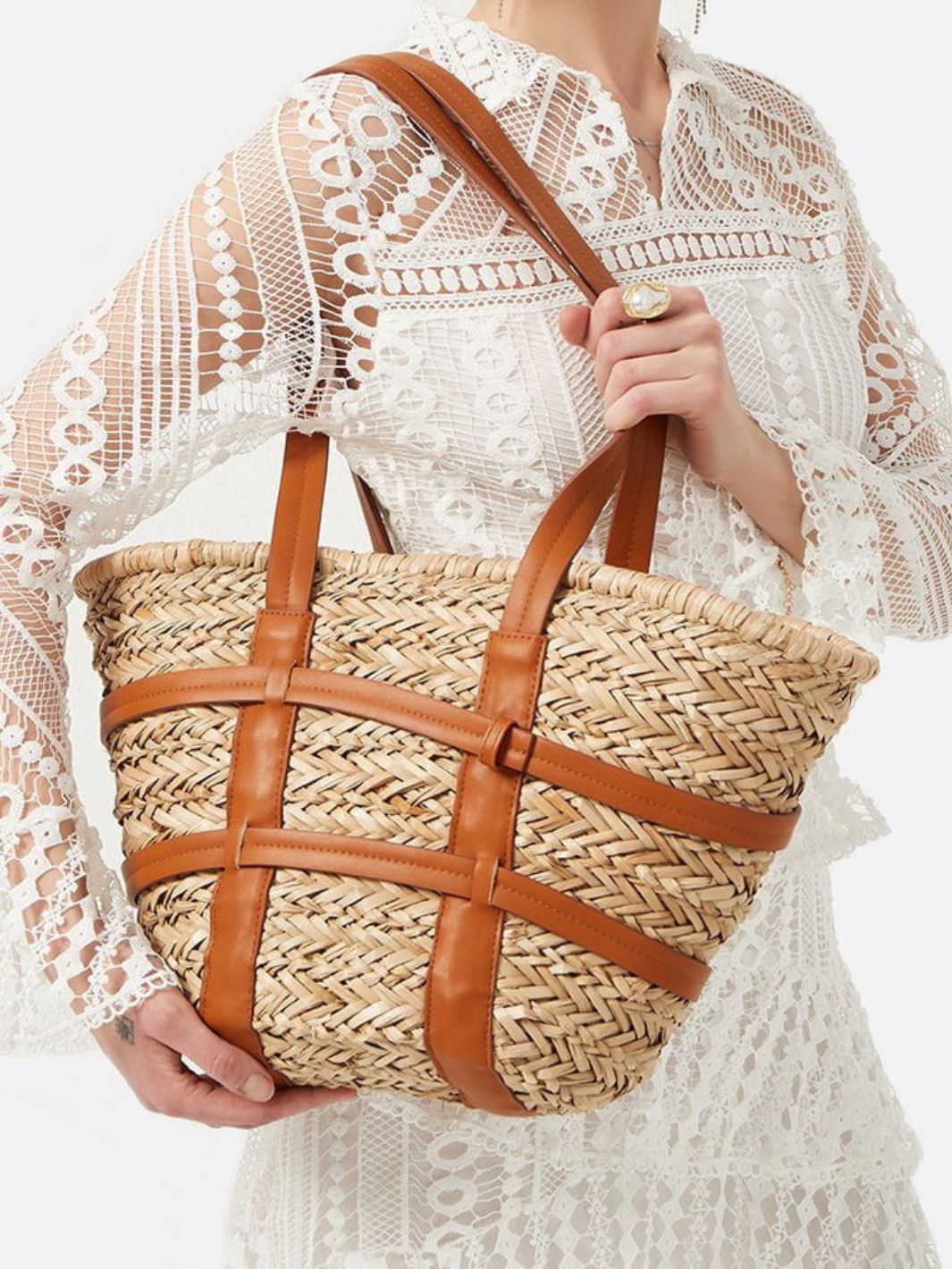 Wicker and leather tote bag