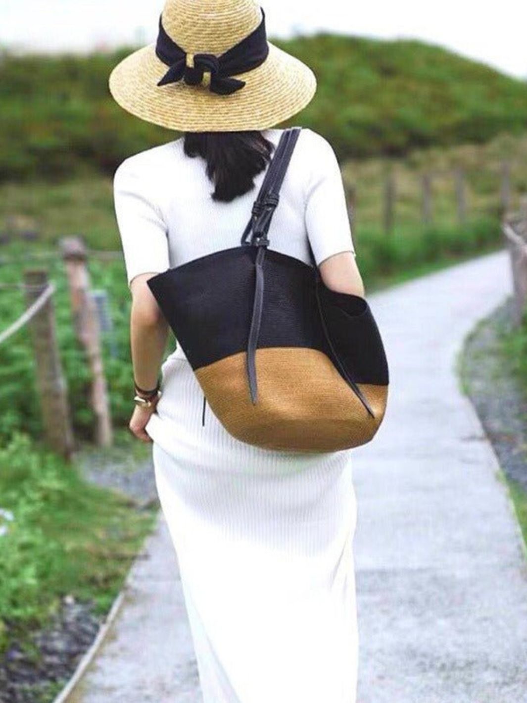 Straw bag with leather handle